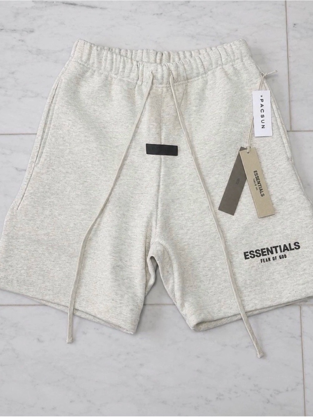 Fear Of God Essentials Shorts
SS22 Light Oatmeal